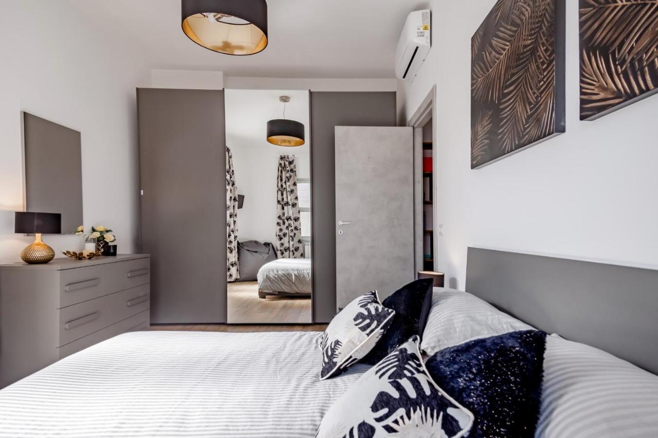 פירנצה Open The Classic Wooden Shutters At A Cozy City Nest מראה חיצוני תמונה