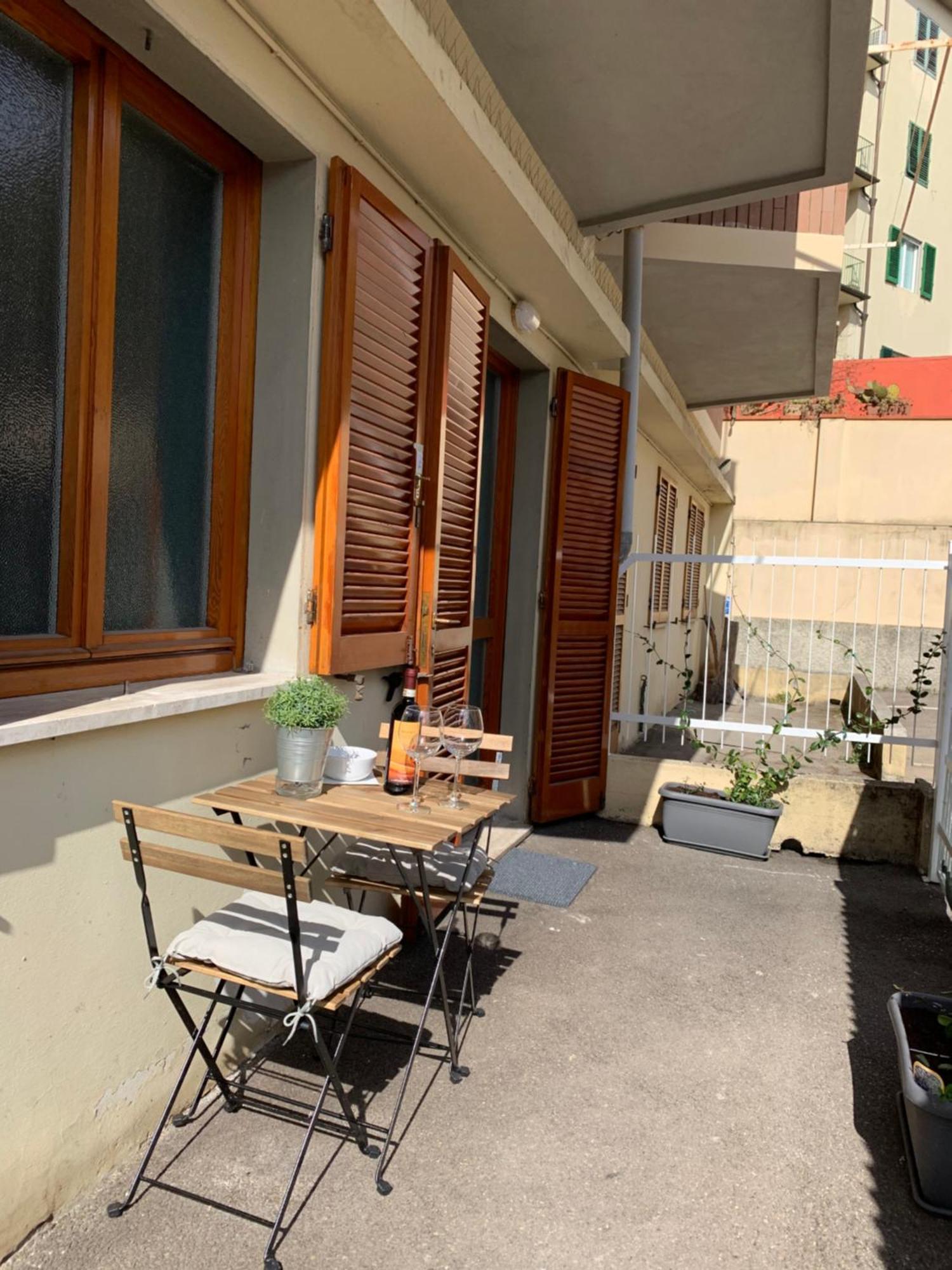 פירנצה Open The Classic Wooden Shutters At A Cozy City Nest מראה חיצוני תמונה