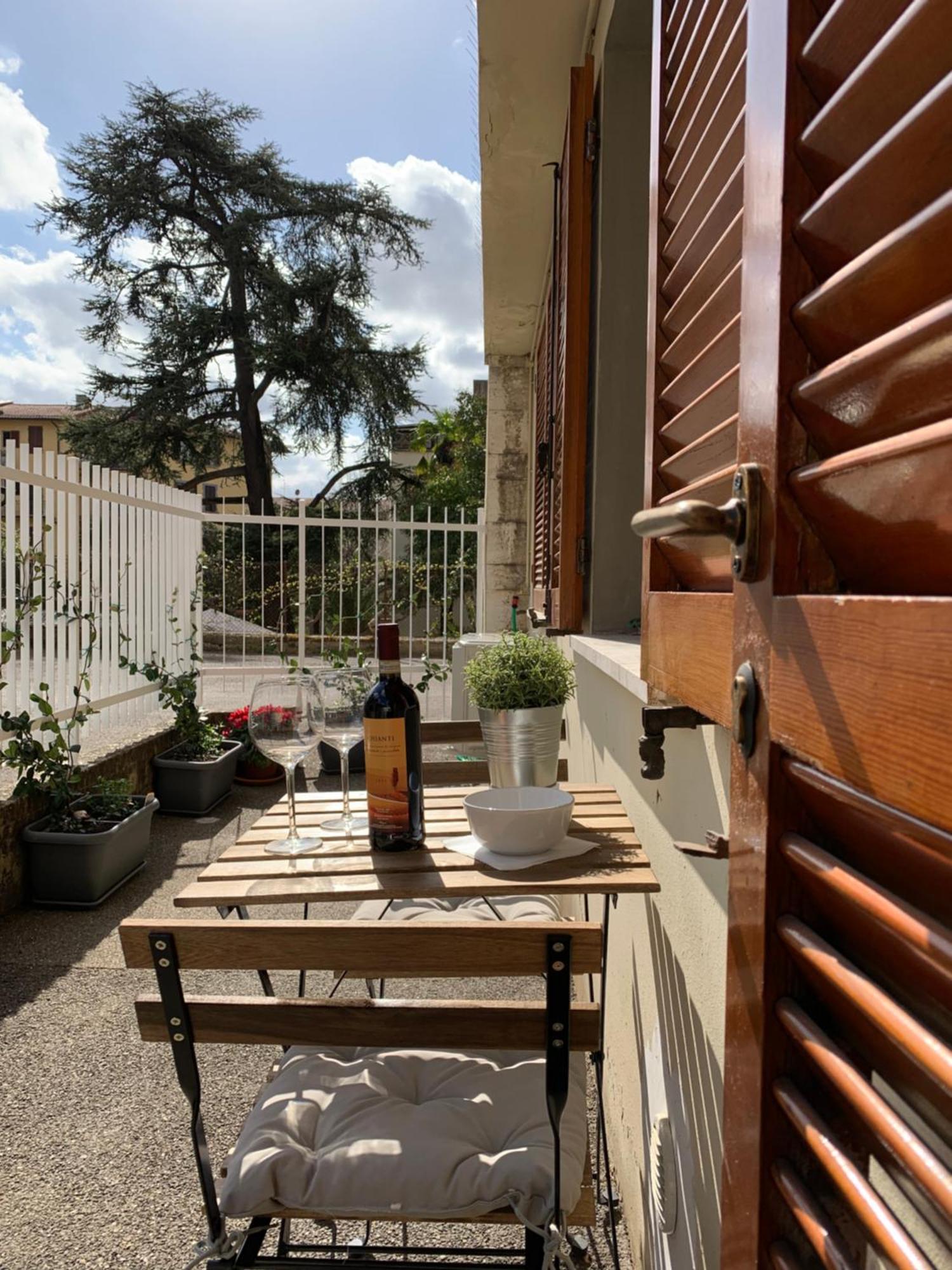 פירנצה Open The Classic Wooden Shutters At A Cozy City Nest מראה חיצוני תמונה