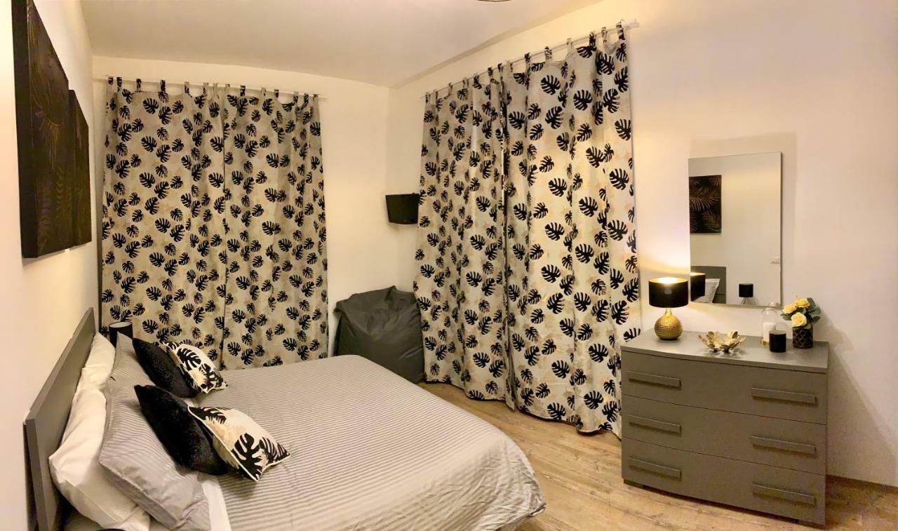 פירנצה Open The Classic Wooden Shutters At A Cozy City Nest מראה חיצוני תמונה