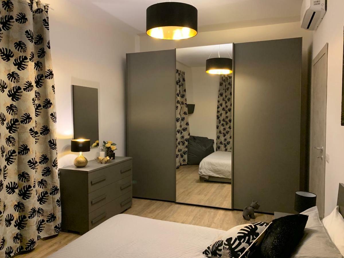 פירנצה Open The Classic Wooden Shutters At A Cozy City Nest מראה חיצוני תמונה