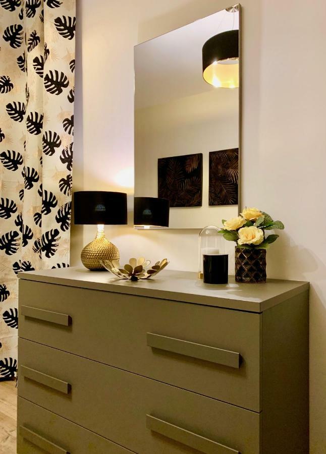 פירנצה Open The Classic Wooden Shutters At A Cozy City Nest מראה חיצוני תמונה