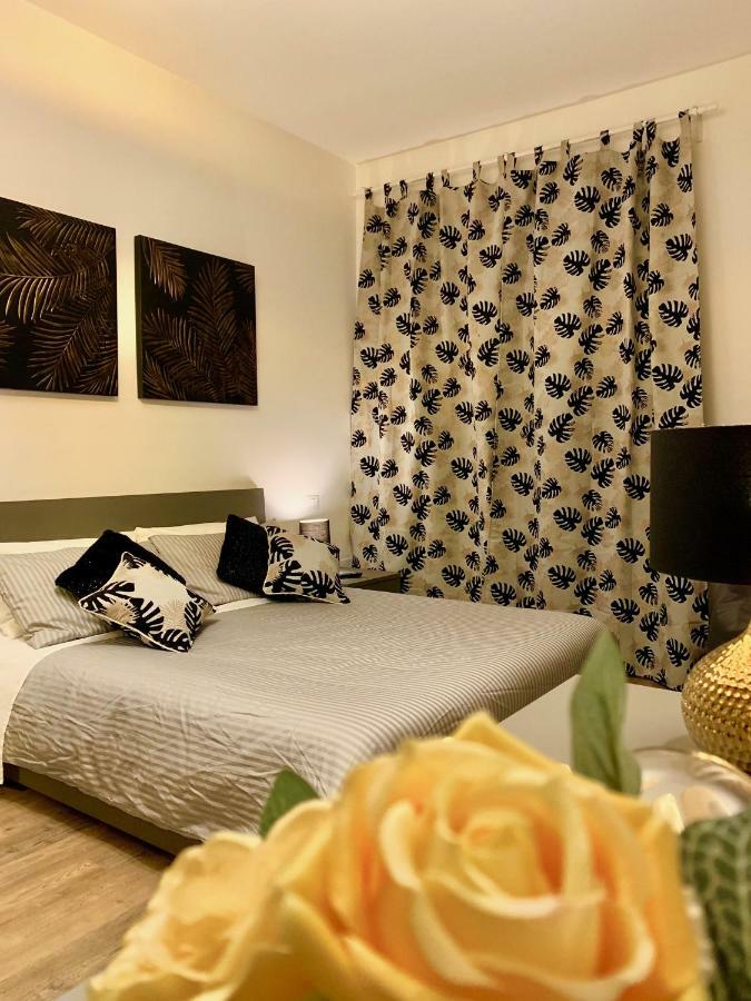 פירנצה Open The Classic Wooden Shutters At A Cozy City Nest מראה חיצוני תמונה