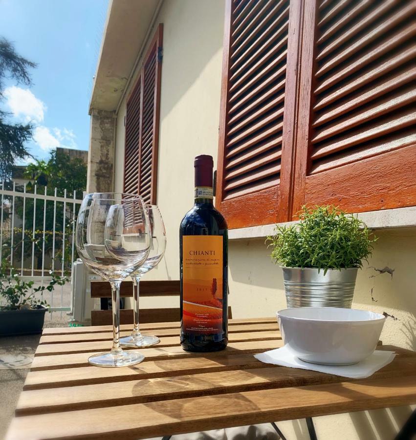 פירנצה Open The Classic Wooden Shutters At A Cozy City Nest מראה חיצוני תמונה