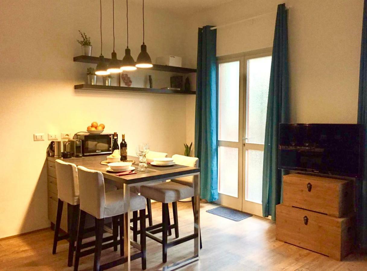פירנצה Open The Classic Wooden Shutters At A Cozy City Nest מראה חיצוני תמונה