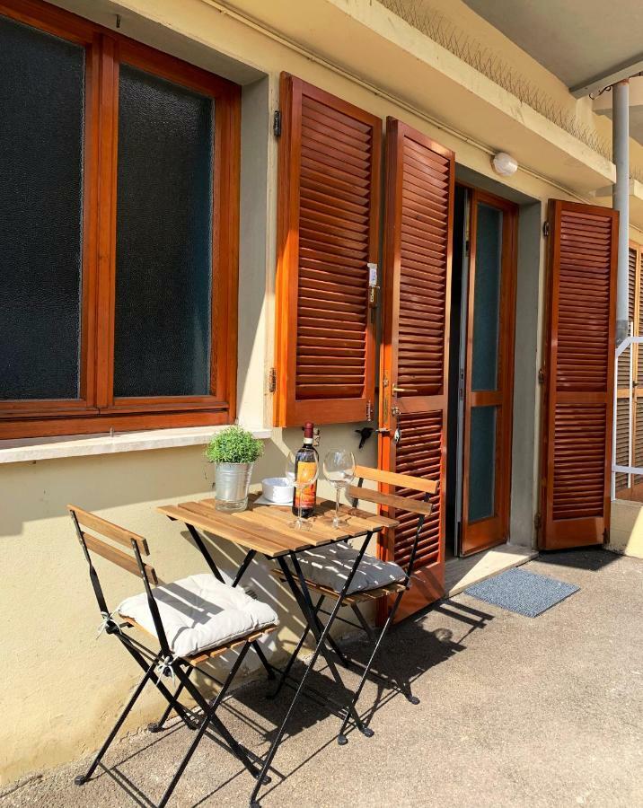 פירנצה Open The Classic Wooden Shutters At A Cozy City Nest מראה חיצוני תמונה